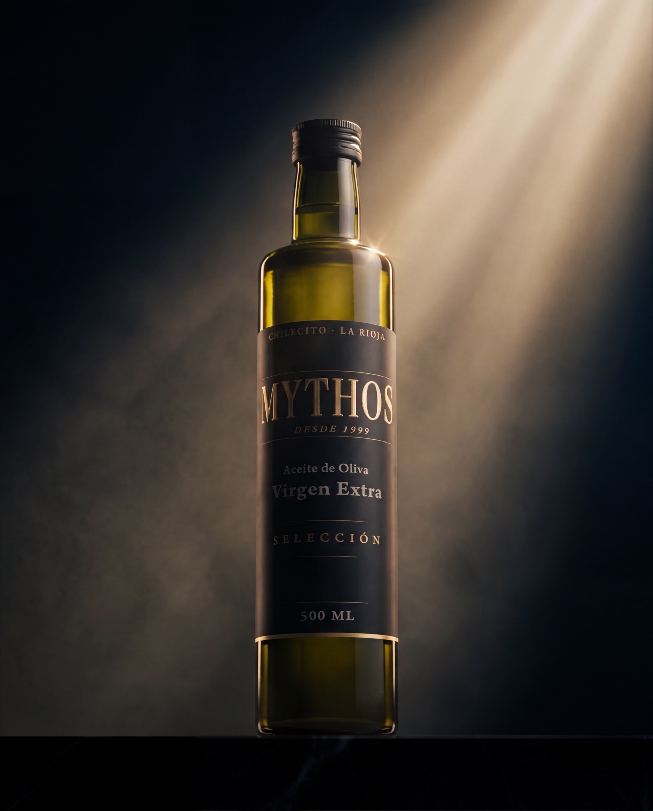Botella Mythos Selección iluminada por un haz de luz cálido sobre fondo oscuro