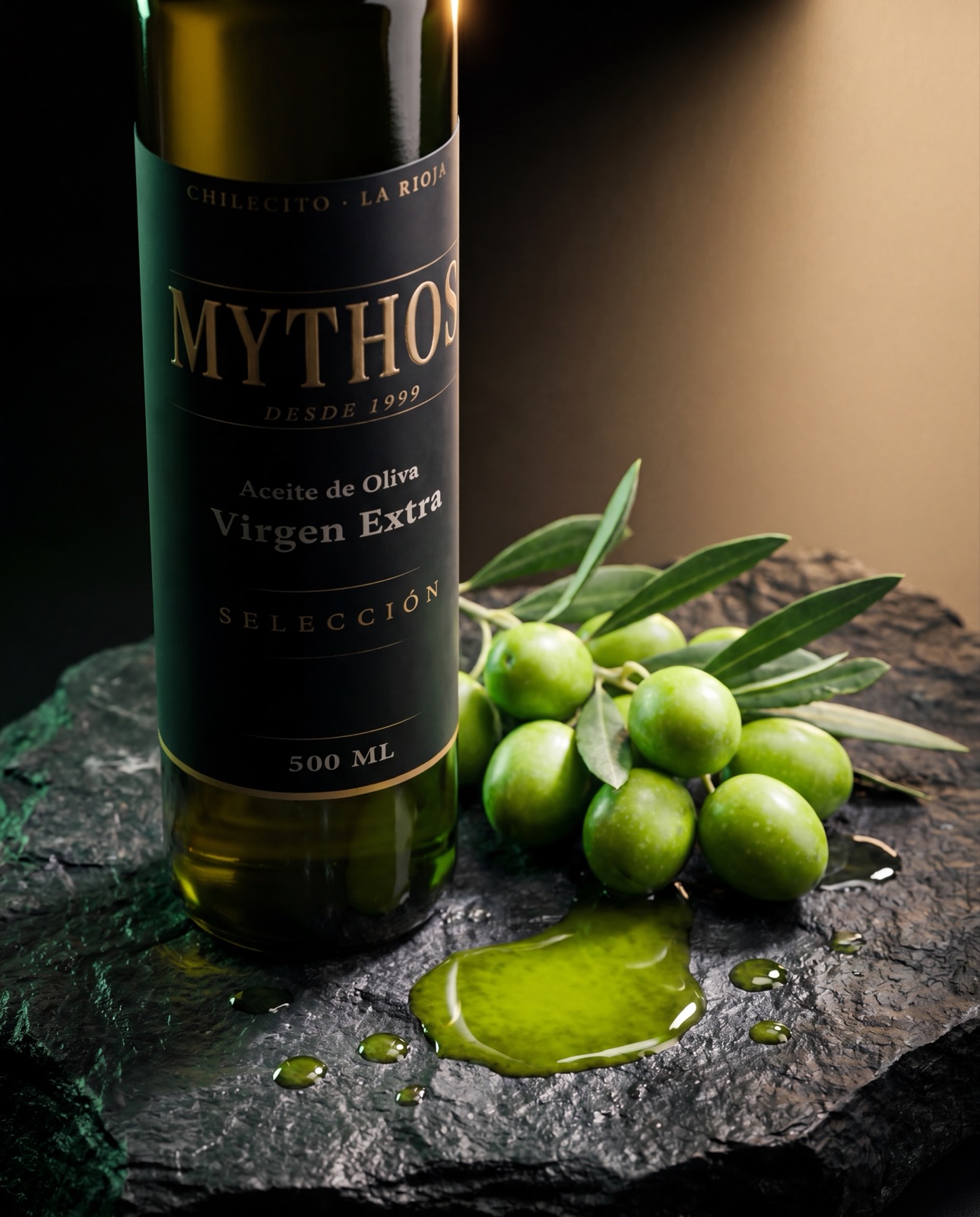 Botella Mythos Selección sobre piedra con aceitunas verdes y aceite recién prensado